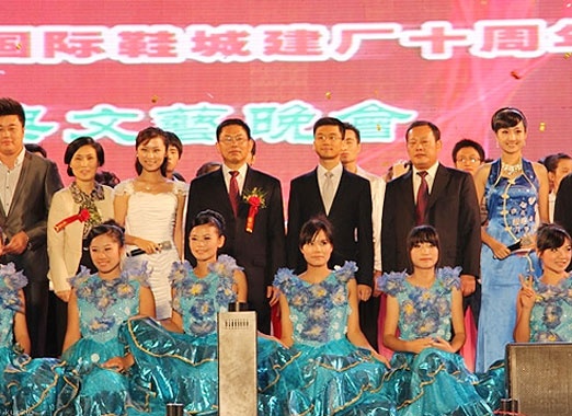 2011年10月15日，受華寶公司的邀請(qǐng)，到江西參加了華寶公司的十周年慶典