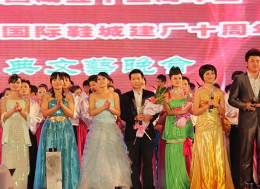 2011年10月15日，受華寶公司的邀請，到江西參加了華寶公司的十周年慶典 